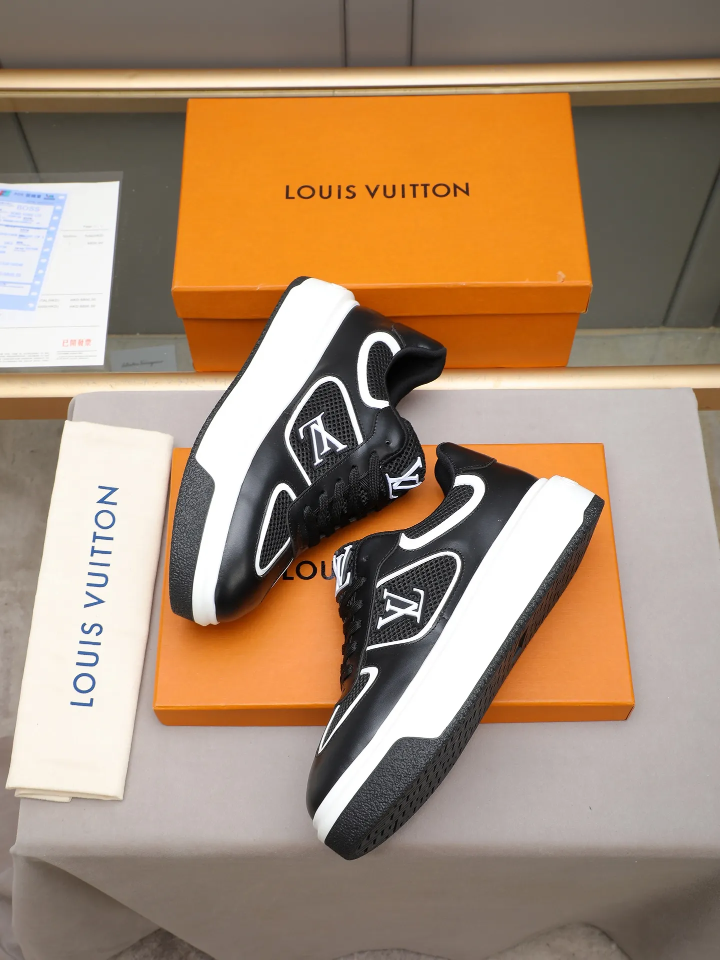 Men's shoes 💰460 New men's shoes LV fashion trend Made of first-layer calfskin➕breathable mesh lining! The foot feels super comfortable and the workmanship is impeccable. Foam ultra-light outsole, size: 38-44 (45 customized) 2 colors to choose from!